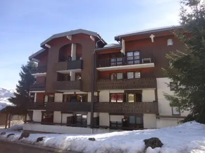 a small kitchen with a microwave and a stove at Studio à Morillon pour 4 pers. proche pistes et commerces - FR-1-815-105 in Morillon
