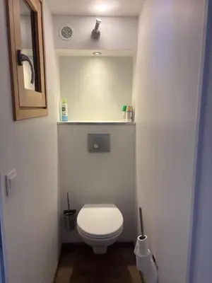 a small bathroom with a toilet and a mirror at Triplex de 42m2 proche piste retour de St-Gervais in Saint-Gervais-les-Bains
