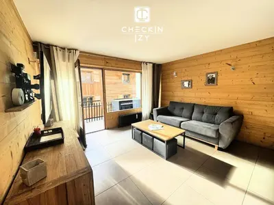 a living room with a couch and a table at Studio cabine cosy Megève parking gratuit in Megève