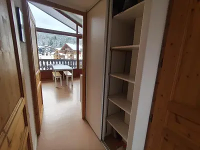 a room with a book shelf and a dining room at Les Eterlous N44 2P6 in Morillon