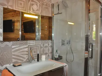 a bathroom with a sink and a shower at Appartement rénové 2 chambres, centre station, 300m des pistes, 6 pers, WiFi - FR-1-836-63 in Arâches-la-Frasse