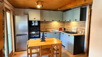 a small bedroom with a bed and a desk at Les Dômes - Appartement centre village et superbe vue montagne in Les Contamines-Montjoie
