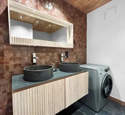 a bathroom with two sinks and a washing machine at Appart Hyper Centre Chamonix balcon parking privé in Chamonix-Mont-Blanc