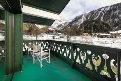 a balcony with a view of a snowy mountain at Petit Montana Apart 2CH Vues Garage 5mn Grands Montets in Chamonix-Mont-Blanc