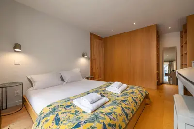 a bedroom with a bed with two towels on it at Guérin Cosy 4pax Familial Vue Central in Chamonix-Mont-Blanc