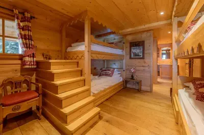 a room with two bunk beds in a log cabin at Véroce Chalet Calme 10PAX Cheminee Vue in Saint-Gervais-les-Bains