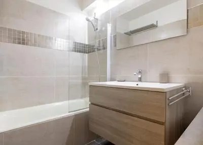 a bathroom with a sink and a bath tub at Posette Studio Vue 5mn Pistes Parking in Chamonix-Mont-Blanc