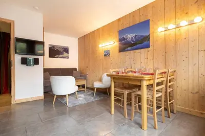 a dining room with a table and chairs at Posette Studio Vue 5mn Pistes Parking in Chamonix-Mont-Blanc