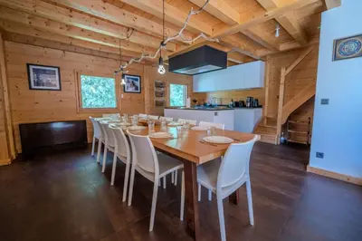 a dining room with a large wooden table and chairs at Vieil Ours Douillet Chalet 11pax Familial Vue in Chamonix-Mont-Blanc