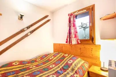 a bedroom with a bed and a window at Le Repos du Skieur - Au pied des pistes in Morillon