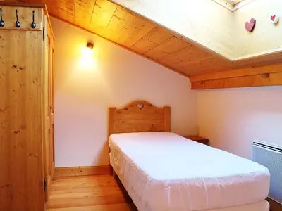 a bedroom with a bed in a room at Charmant duplex 7 pers à Samoëns avec piscine et Wi-Fi - FR-1-815-46 in Samoëns