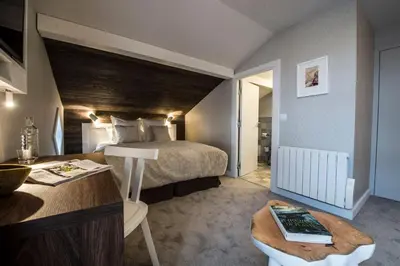 a bedroom with a bed and a desk in a room at Chalet 7CH Groupes Centre-ville Sauna in Chamonix-Mont-Blanc