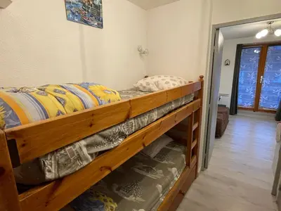 a bedroom with two bunk beds in a room at Studio cosy au centre de Samoëns pour 4 pers, animaux admis - FR-1-629-153 in Samoëns