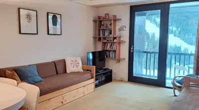 a living room with a couch and a television at Résidence Aldébaran - maeva Home - Appartement au pied des pistes 2 pièces 6 personnes - Budget MAE-9763 in Flaine