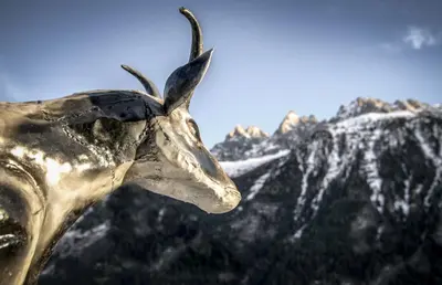 a statue of a giraffe with a mountain in the background at Chalet La Renarde in Chamonix-Mont-Blanc