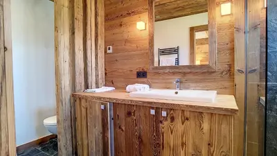 a bathroom with a sink and a mirror at Riante Colline Edelweiss - PROCHE CENTRE 3 chambres- balcon in Megève