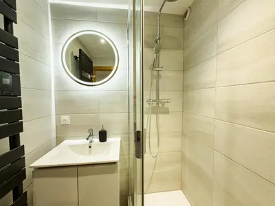 a bathroom with a sink and a shower at Studio exceptionnel, tout équipé face à l'aiguille du midi in Chamonix-Mont-Blanc