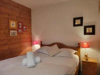 a bedroom with a bed with white sheets and two lamps at Les Grandes Jorasses 3 - Jardin - Vue massif Mont Blanc in Les Houches