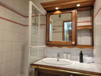 a bathroom with a sink and a mirror at Les Grandes Jorasses 3 - Jardin - Vue massif Mont Blanc in Les Houches