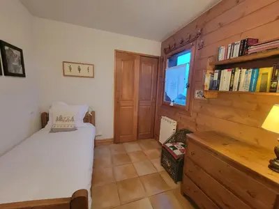 a bedroom with a bed and a book shelf at Les Grandes Jorasses 3 - Jardin - Vue massif Mont Blanc in Les Houches