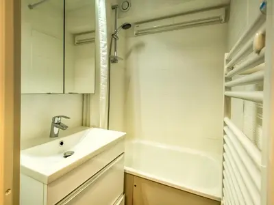 a white bathroom with a sink and a tub and a sink at Bel appartement 1 chambre, coin montagne, balcon, animaux admis - FR-1-642-107 in Morillon