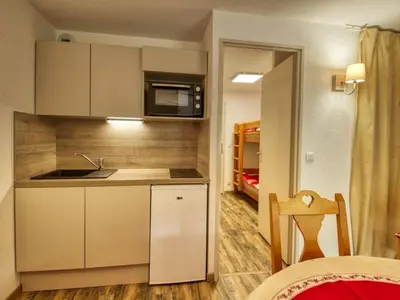 a small kitchen with a sink and a microwave at Bel appartement 1 chambre, coin montagne, balcon, animaux admis - FR-1-642-107 in Morillon