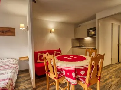a room with a table and chairs and a kitchen at Bel appartement 1 chambre, coin montagne, balcon, animaux admis - FR-1-642-107 in Morillon