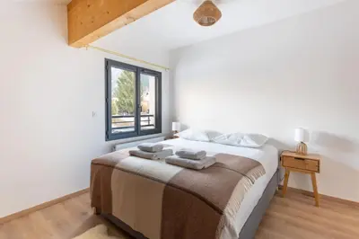 a bedroom with a bed with towels on it at Babotches - Chalet 110m2 Moderne Familial 7 pax in Chamonix-Mont-Blanc