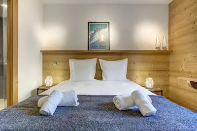 a bedroom with a bed with two pillows on it at Lyret - Moderne 2CH 2SDB Vue MtBlanc 250m Remontee in Les Houches