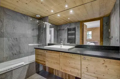 a bathroom with a sink and a tub and a mirror at Lyret - Moderne 2CH 2SDB Vue MtBlanc 250m Remontee in Les Houches