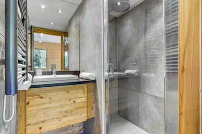 a bathroom with a shower and a sink at Lyret - Moderne 2CH 2SDB Vue MtBlanc 250m Remontee in Les Houches