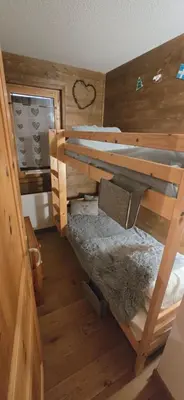 a room with two bunk beds in a cabin at LES BEULETTES b in Samoëns