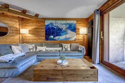 a living room with a couch and a coffee table at Aurore - Cosy 74m2 Vue Jardin Remontee 250m Parking Bus in Chamonix-Mont-Blanc