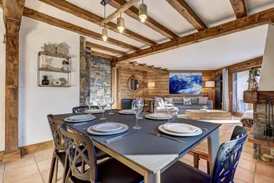 a dining room with a table and chairs at Aurore - Cosy 74m2 Vue Jardin Remontee 250m Parking Bus in Chamonix-Mont-Blanc