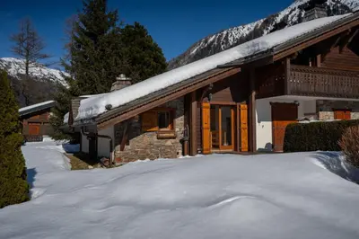 a log cabin with snow on the roof at Passon - Appart 2CH 93m2 Sauna 300m Grand Montets Vue in Chamonix-Mont-Blanc
