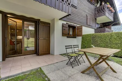 a table and chairs in front of a house at Aiguilles Rouges - Apart 4pax Vues Terrasse Calme 50m Super U in Les Houches