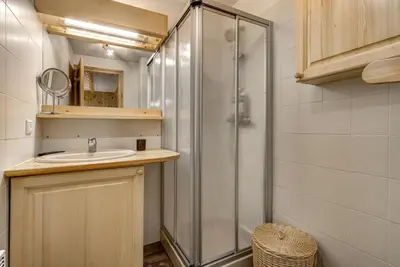 a bathroom with a shower and a sink at Aiguilles Rouges - Apart 4pax Vues Terrasse Calme 50m Super U in Les Houches
