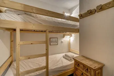 a couple of bunk beds in a room at Aiguilles Rouges - Apart 4pax Vues Terrasse Calme 50m Super U in Les Houches