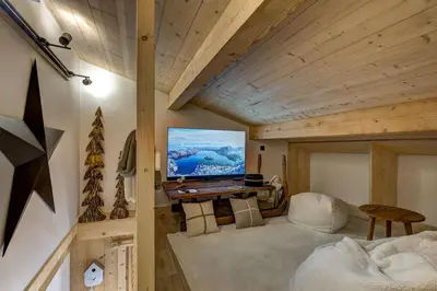 a living room with a television in a cabin at Namaste - Cosy 2CH Vue Remontee 500m Parking in Les Houches