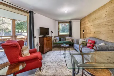 a living room with red chairs and a tv at Turra - Cosy 80m2 Central Remontee Parking Calme in Les Houches