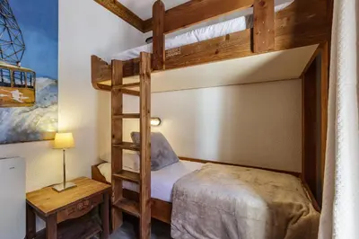 a bedroom with a bunk bed and a desk at Cristal - Duplex Sauna Parking Remontee 300m Balcons in Chamonix-Mont-Blanc