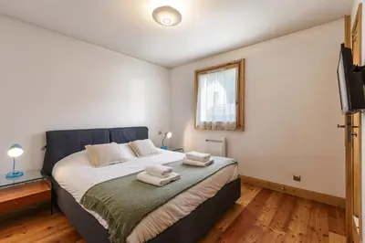 a bedroom with a bed with towels on it at Vallet - Spacieux Lumineux 100m2 Centre Vue Parking in Chamonix-Mont-Blanc