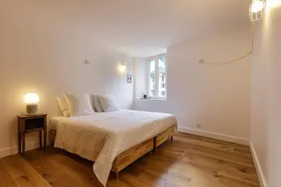a white bedroom with a large bed and a window at Cinema - Lumineux Moderne 2CH 100m2 Hypercentre Vues in Chamonix-Mont-Blanc