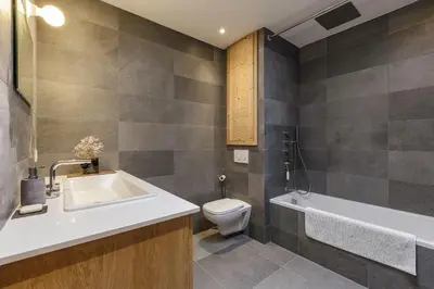 a bathroom with a sink and a toilet and a tub at Cinema - Lumineux Moderne 2CH 100m2 Hypercentre Vues in Chamonix-Mont-Blanc