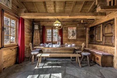 a dining room with a wooden table and chairs at Frasserands - Chalet 155m2 Vue 360 Calme Bus Train 150m in Chamonix-Mont-Blanc