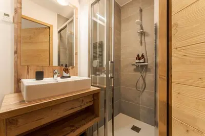 a bathroom with a sink and a shower at Chatelet Appart 3CH Proche remontees Centrale Vues in Saint-Gervais-les-Bains