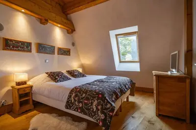 a bedroom with a bed and a window at Astoria - UltraCentral 140m2 Balcons Vues Balneo Sauna in Chamonix-Mont-Blanc