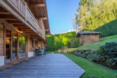 a walkway next to a building with a yard at Glaciers Chalet Cheminee Vue Confort Calme in Les Houches