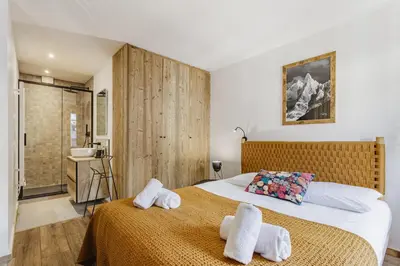 a bedroom with two towels on a bed at Balmat - UltraCentral 2pax Confort Vue Quartier Vivant in Chamonix-Mont-Blanc