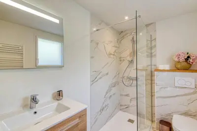 a bathroom with a sink and a shower at Couchant Chalet Lumineux 6pax Vues Terrasses Confort in Chamonix-Mont-Blanc